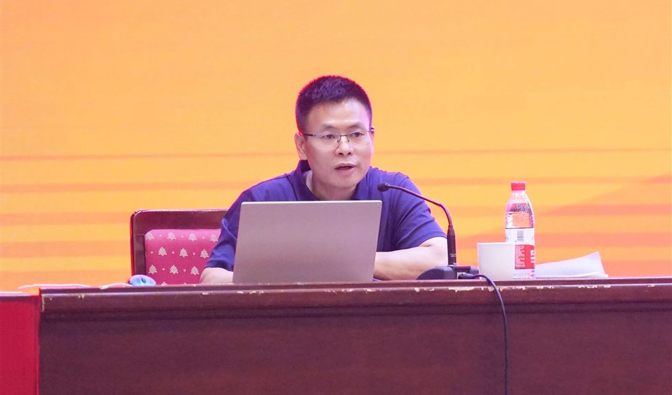 防水專家伍盛江應邀為秦皇島市工程質量“三年行動”做專題培訓，“一品能·三金標”助力秦皇島地區(qū)建筑行業(yè)高質量發(fā)展